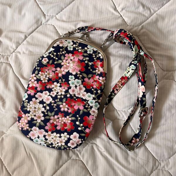 ハンドメイド スマホショルダー がま口 花柄 ネイビー