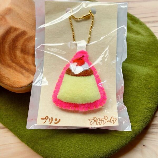 ハンドメイド作家プカプーケ フェルトのプリンキーストラップ キーホルダー チャーム