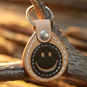 栃木レザー社 ヌメ使用 ハンドメイド レザーニコちゃんキーホルダー