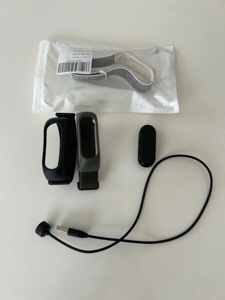 Xiaomi Mi Smart Band 5 日本版 交換用ナイロンバンド×3、充電ケーブル