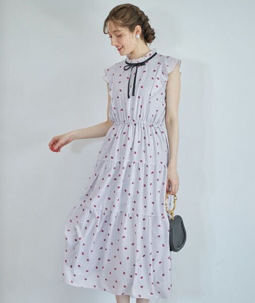 トッコクローゼットフリルネックストロベリープリントティアードワンピースラベンダー