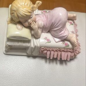 女の子 寝姿 陶器 置物 インテリア ピンク