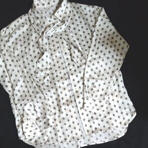 《BEAMS Ray》リボンタイ付き シック レトロ柄 長袖ブラウス