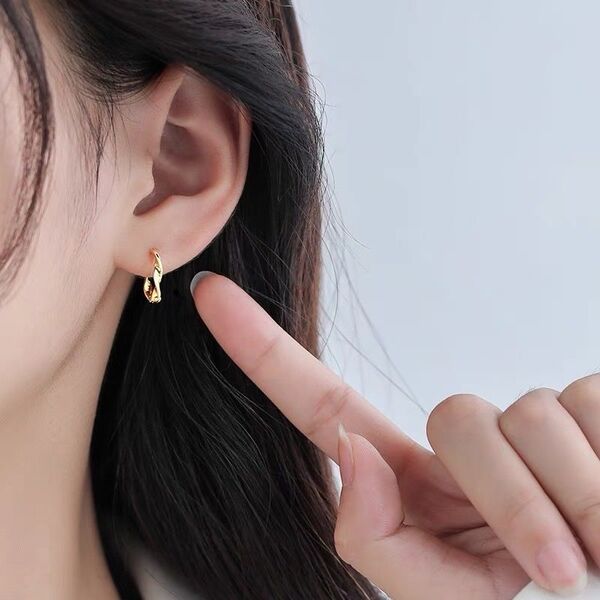 ピアス ゴールド リング シンプル レディース ウェーブ フープ 可愛い 韓国