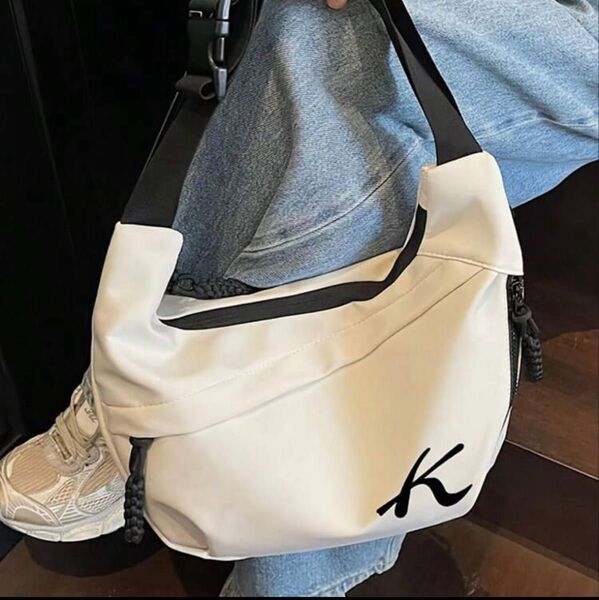 ショルダーバッグ サコッシュ ホワイト ボディバッグ K ロゴ入り