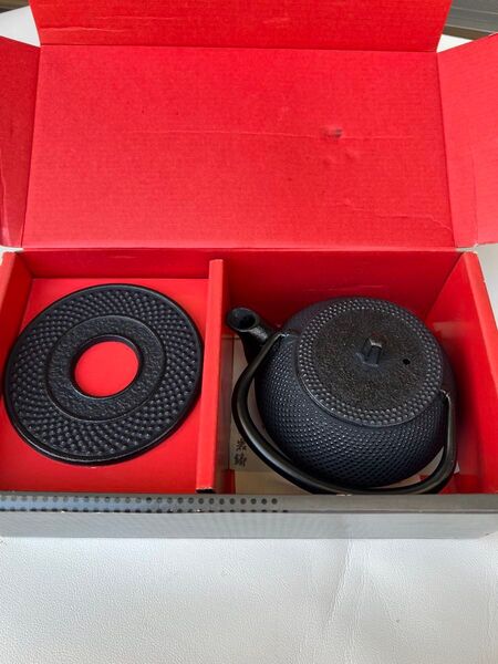 新品 南部鉄器 岩鑄 鉄瓶 急須 鉄器 箱入り 釜敷つき