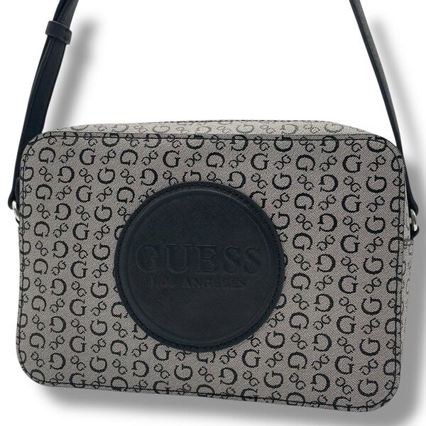 【美品】GUESS ゲス カメラバッグ ショルダーバッグ キャンバス×PVC モノグラム 総柄 サークルロゴ クロスボディ