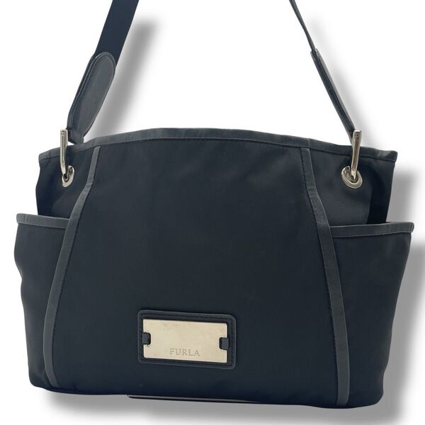 【良品】FURLA フルラ ショルダーバッグ ナイロン×レザー 肩掛け 斜め掛け ロゴプレート 金具 クロスボディ 軽量 黒