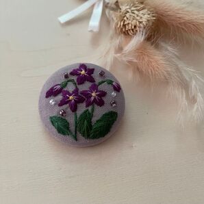スミレ刺繍ブローチ くるみボタン