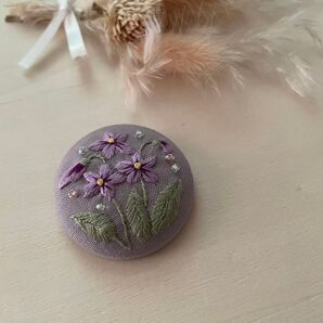 スミレの刺繍ヘアゴム くるみボタン