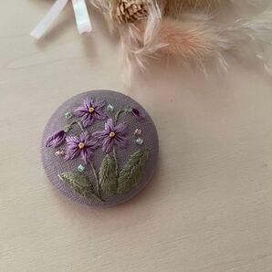 スミレの刺繍ブローチ くるみボタン
