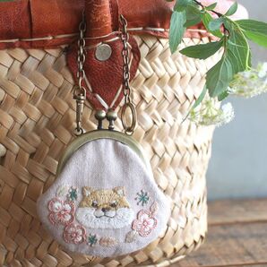 chicchiさんの動物刺キット 猫さんとオステオスペルマムのがま口チャーム