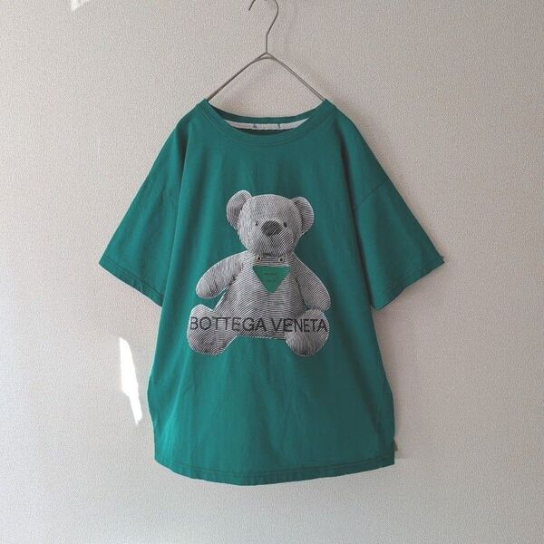 【古着】くまプリント グリーン Tシャツ 胸ロゴ付き