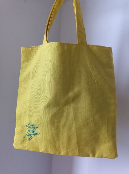 ハンドメイド ビキニ猫刺繍のトートバッグ