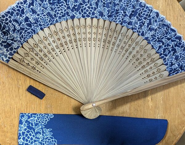 【匿名配送】オルビス ノベルティ 涼扇子 伊勢型紙文様 ケース付き ネイビー 1度使用