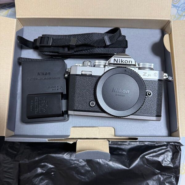 Nikon Z fc ミラーレス一眼 ボディのみ (ショット数1,010枚程度)