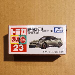 No.23 日産 NISSAN GT-R (初回特別仕様) (1/62スケール トミカ 228325)