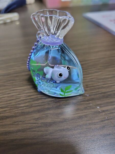 ゆらゆら金魚が揺れるオイルチャーム