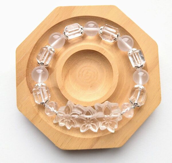 【新作】水晶 三連の花 水晶タンブルとミルキークォーツのデザインブレスレット