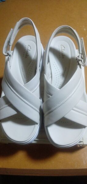 【美品】本革Clarks ストラップサンダル【クリーム 】23~24センチ〓現在楽天で19800円で発売中→赤字価格→3500円