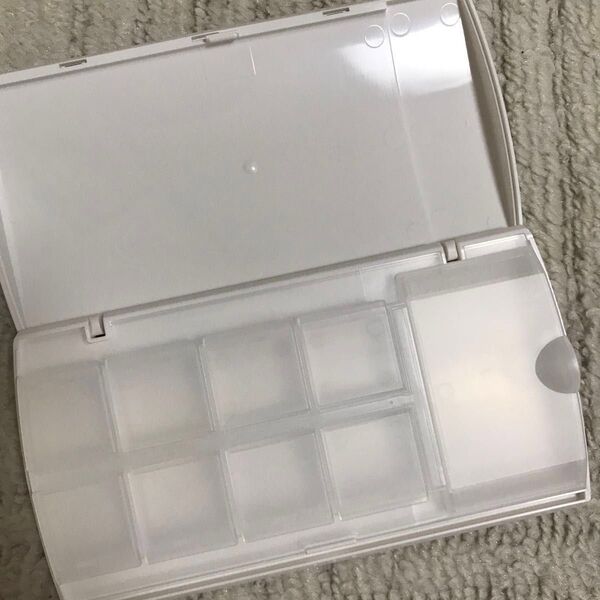 持ち運びに便利なプラスチック小物ケース ホワイト