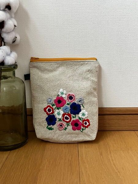 ハンドメイド 刺繍ポーチ アネモネ 花柄 ベージュ