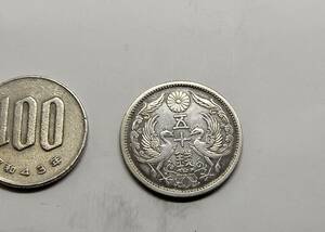 銀貨です。　 小型50銭銀貨　　大正12年　silver720　送料無料　　（12030）　 古銭 骨董　アンティーク　日本 貨幣　菊の紋章 お宝