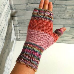 ハンドウォーマー ①ピンクmix リストウォーマー 手編み 編み物 ハンドメイド