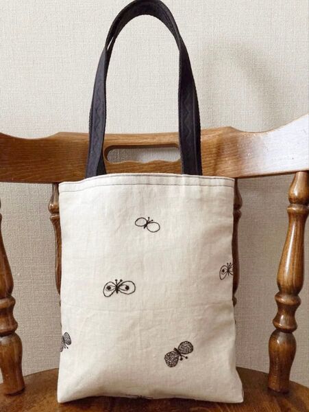 ハンドメイド トートバッグ 生成 コットンリネン 黒 刺繍 ちょうちょ
