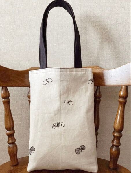 ハンドメイド トートバッグ 生成 コットンリネン 黒 刺繍 ちょうちょ