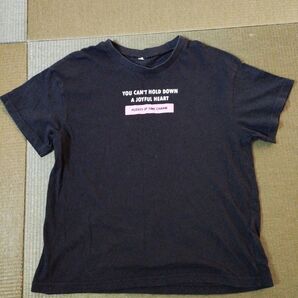 プリントTシャツ YOU CAN'T HOLD DOWN A JOYFUL HEART 黒
