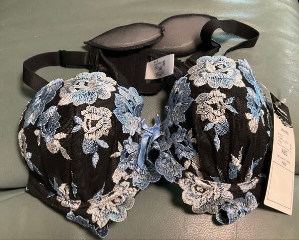 AMO'S STYLE by Triumph ブラジャー A85 黒 青 刺繍 未使用