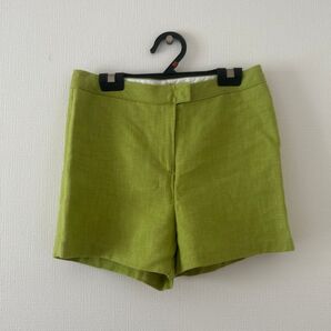 グリーンのショートパンツ