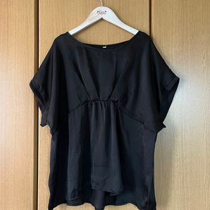 黒 ペプラムブラウス