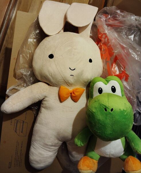 【※店舗受取禁止※】クレヨンしんちゃん ネネちゃんのウサギ 特大ぬいぐるみ と スーパーマリオ おすわりヨッシー 特大ぬいぐるみ