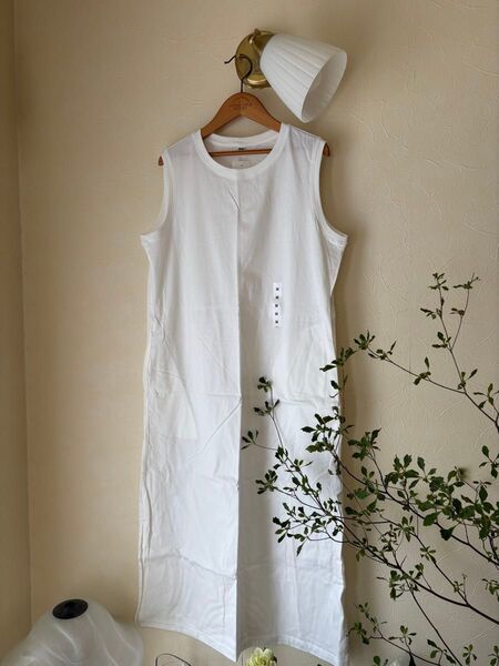 【新品】 UNIQLOノースリーブスリットワンピース M