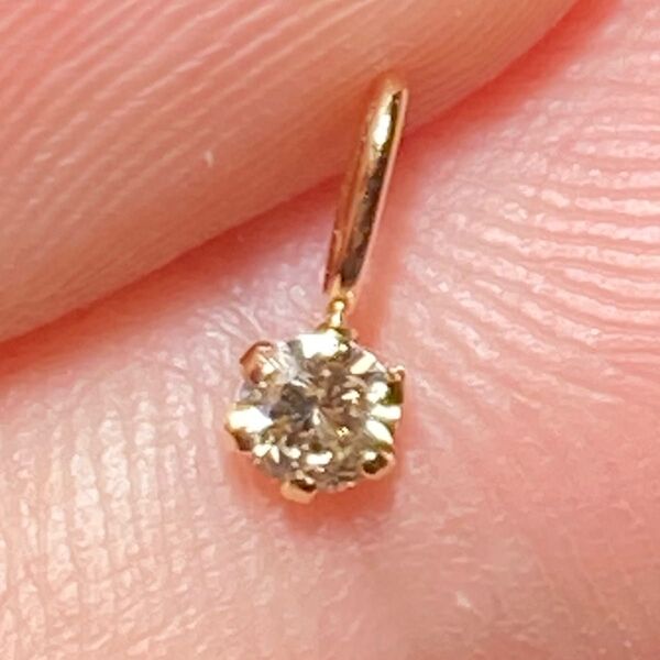 上品天然ダイヤ0.07ct とK 18刻印ペンダントです