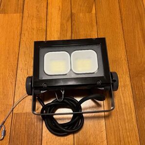 岩崎電気LEDスポットライト4台未使用ですが少しすり傷があります。箱はありません。写真にてご確認ください。