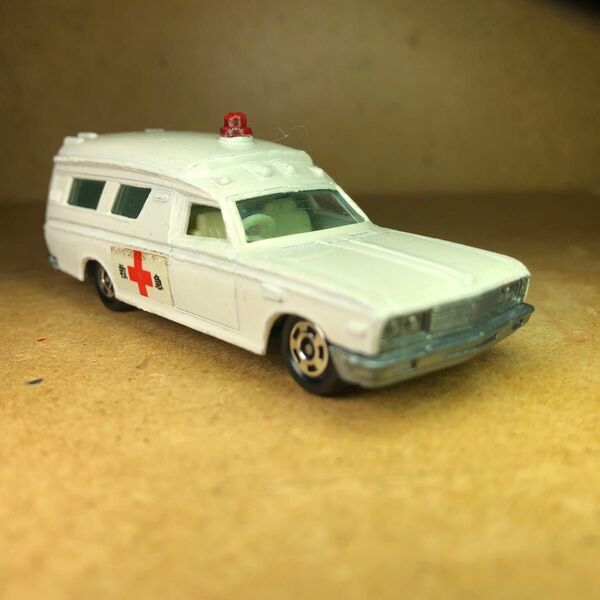 絶版トミカ 赤箱日本製トヨタクラウン救急車 TOYOTA ambulance箱無