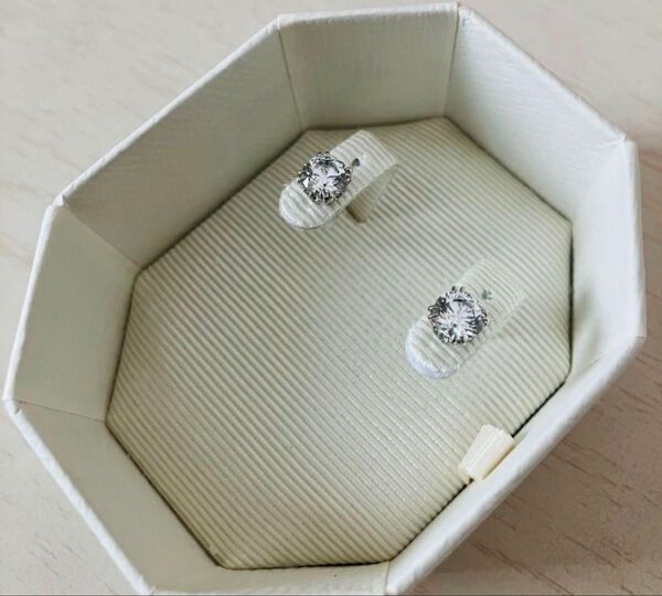 スワロフスキー Swarovski Stilla スタッドピアス ラウンドカット