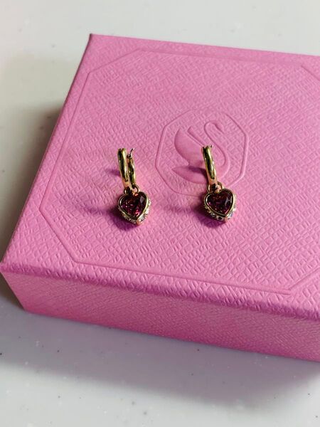 スワロフスキーSwarovski Chroma ドロップピアス ハート ゴールド