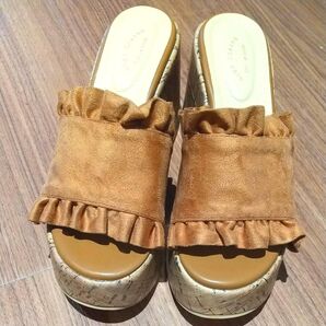 美品 辻希美さん アンジュシャルム フリルサンダル スエード調 キャメル Lサイズ 完売品