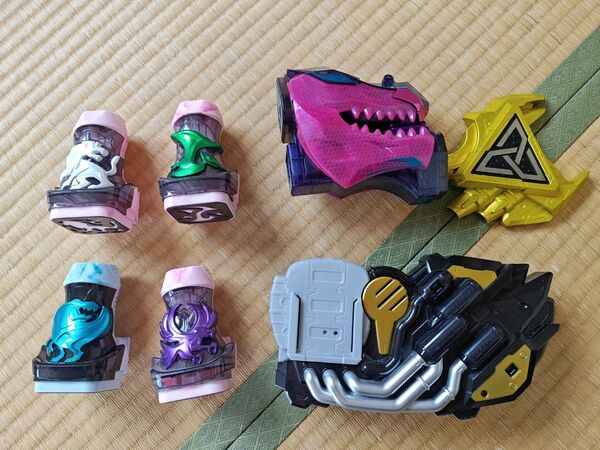 仮面ライダーリバイス DXジュウガドライバー&バイスタンプ5個セット