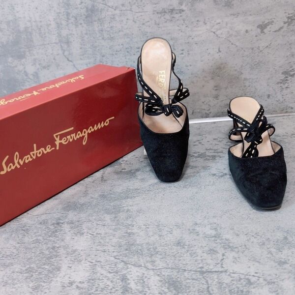 Salvatore Ferragamo スエード ストラップ サンダル 23
