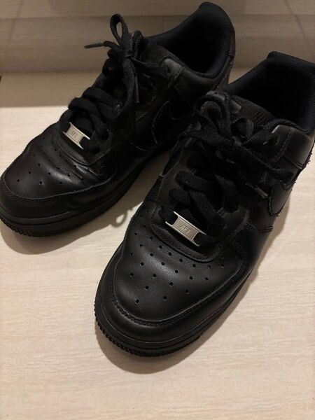 ナイキ NIKE エアフォース1 黒 ブラック AIR FORCE スニーカー 24.5cm