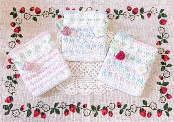 【③水色×ピンク×アイボリー】ハンドメイド 巾着 ポーチ 毛糸 編み物 苺 花 かぎ編み