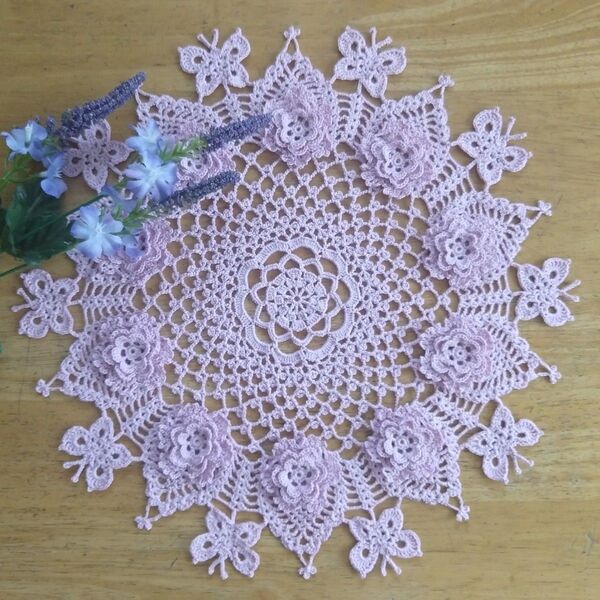 《蝶々とお花のメルヘンコラボ・パープル》レース編みドイリー ハンドメイド