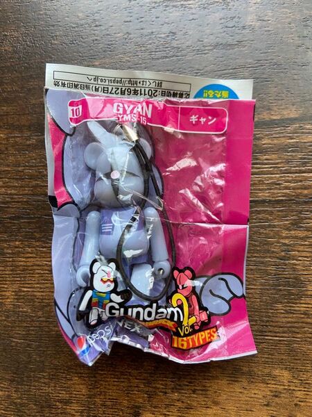 ベアブリック ガンダム コラボストラップ