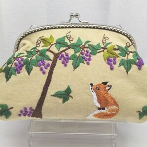 手刺繍 がま口ポーチ(キツネとブドウ)B