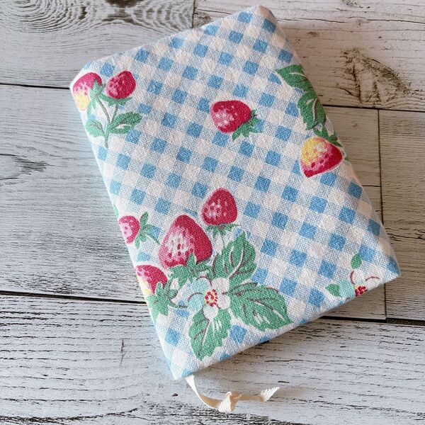 YUWAいちご柄 ブックカバー 文庫本サイズ しおり付き ハンドメイド ①